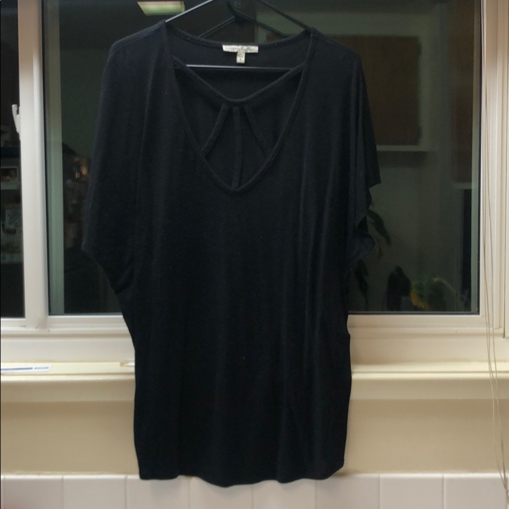 Relaxed fit, black v-neck with special neck design